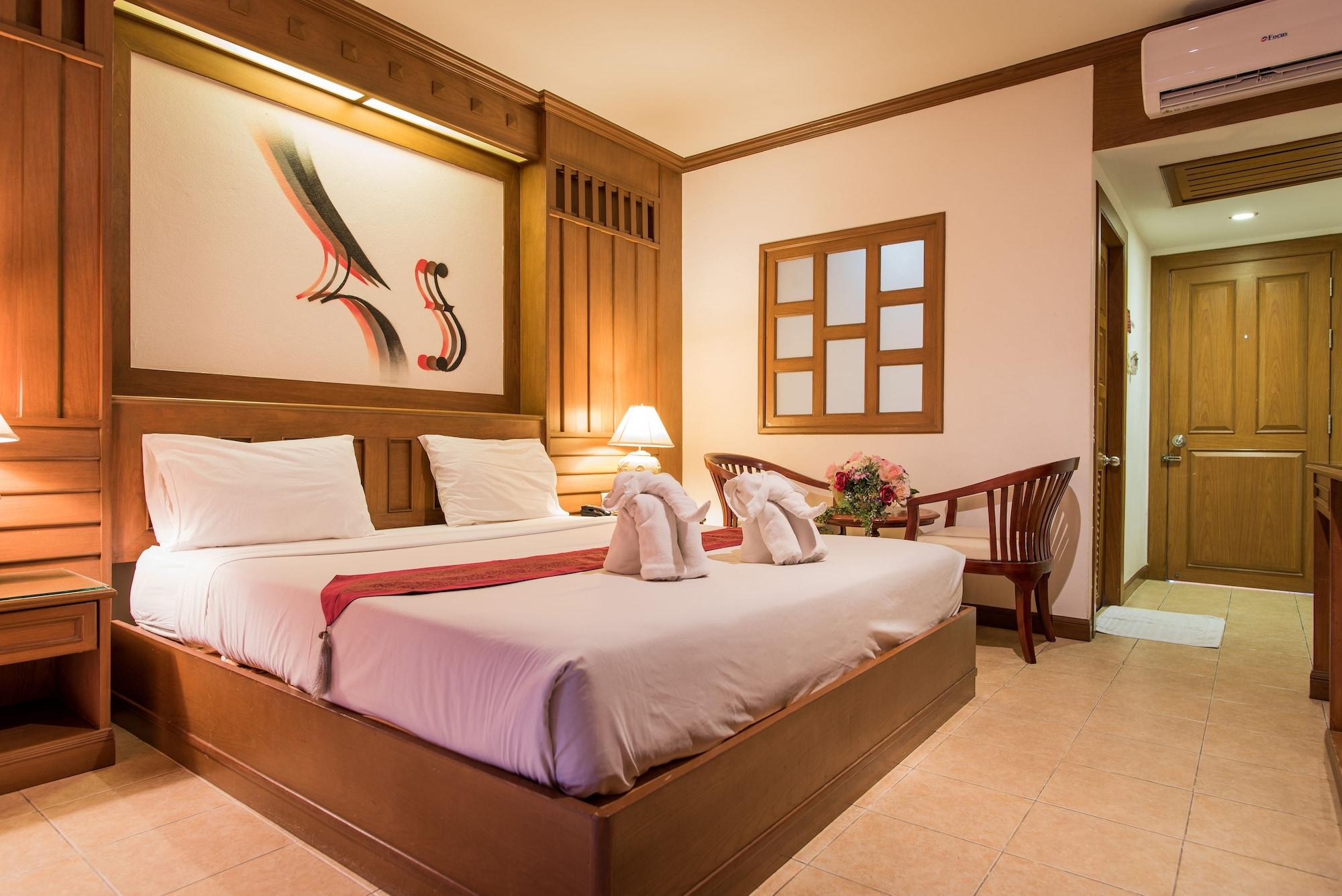 Cello Hotel Patong Bagian luar foto